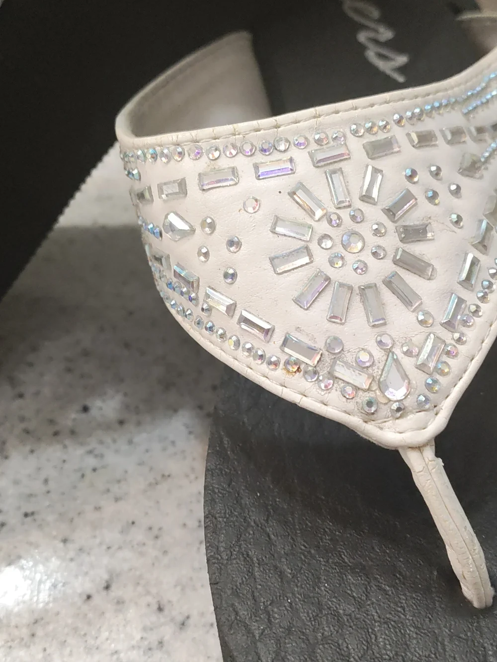 Skechers White Jeweled Thong Sandals for Summer 🌞 Comfort🥵🥵🥵🥵🥵🥵🥵🥵🥵🥵🥵